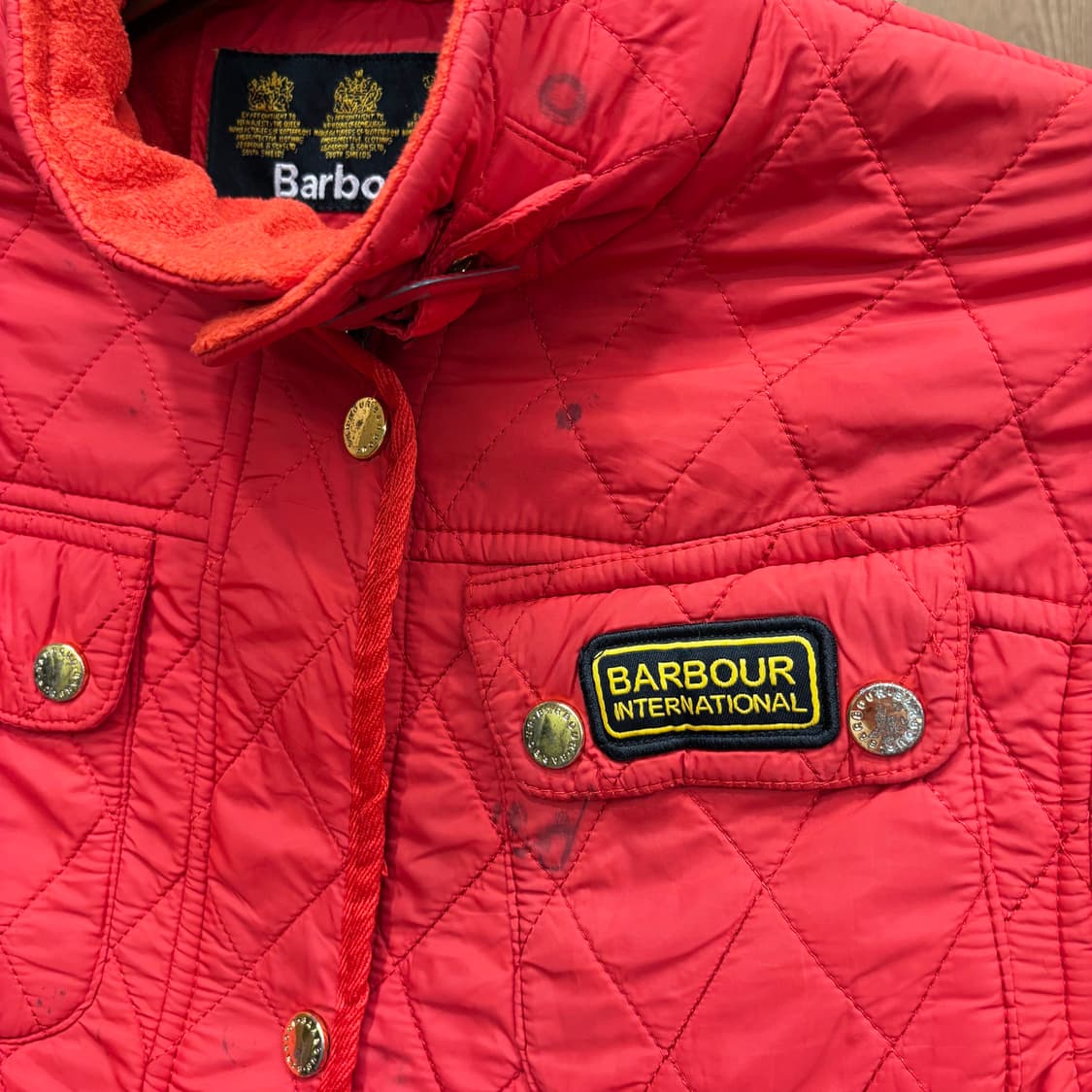 바버 하이넥 퀄팅 자켓 골드 스냅 버튼 플랩 포켓 로고 패치 디테일 레드 상품이미지8