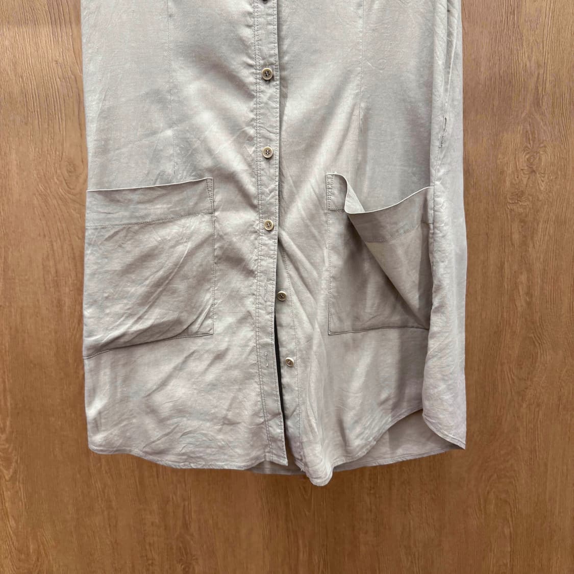 띠어리 반팔 셔츠 원피스 카라넥 버튼 클로징 빅포켓 디테일 베이지 상품이미지5