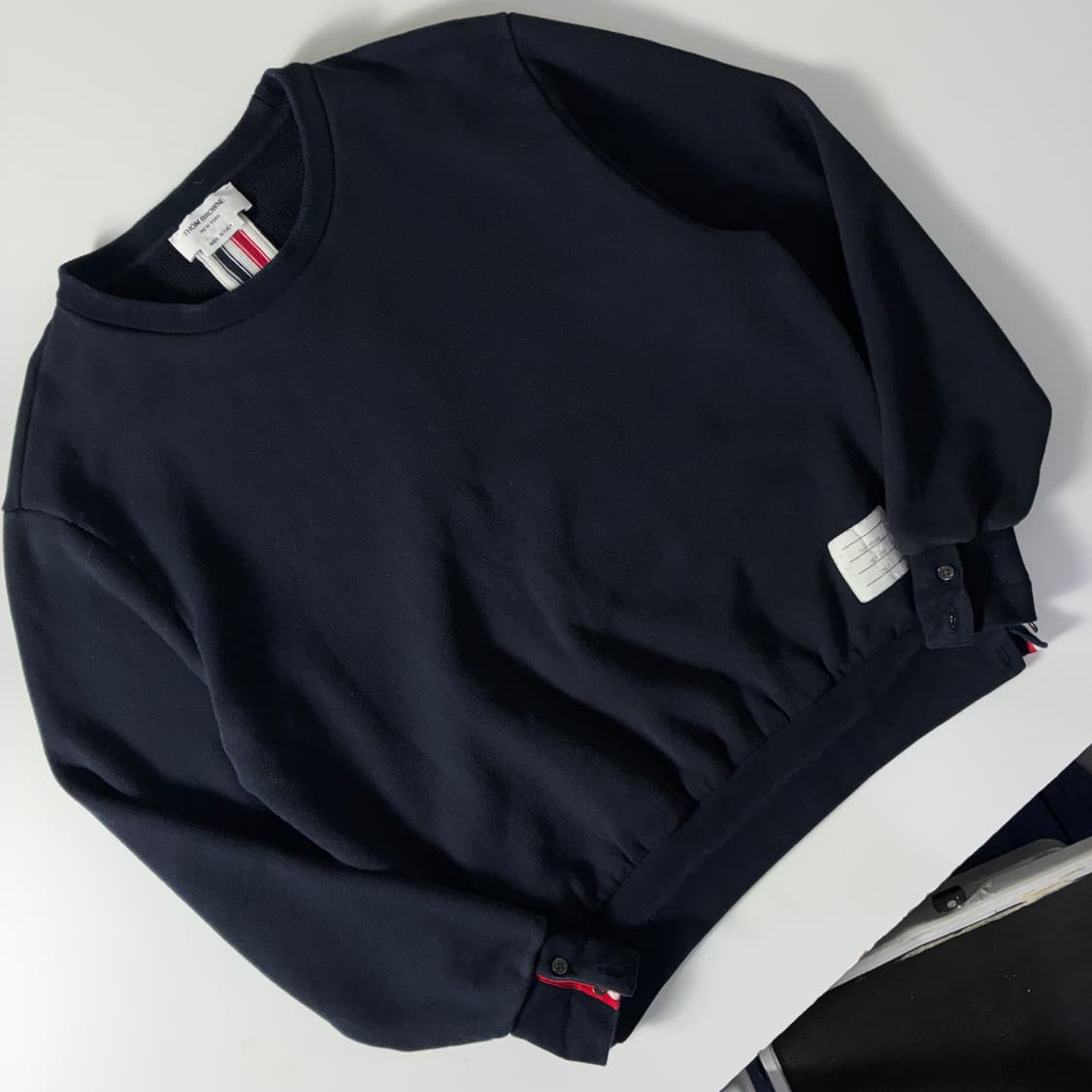 Thom browne  톰브라운 센터백 스트라이프 백삼선 맨투맨 상품이미지2