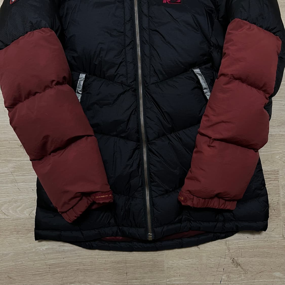 K2 여성 테크니컬 구스다운 아웃도어 후드 패딩 [블랙/버건디] S/90 상품이미지3