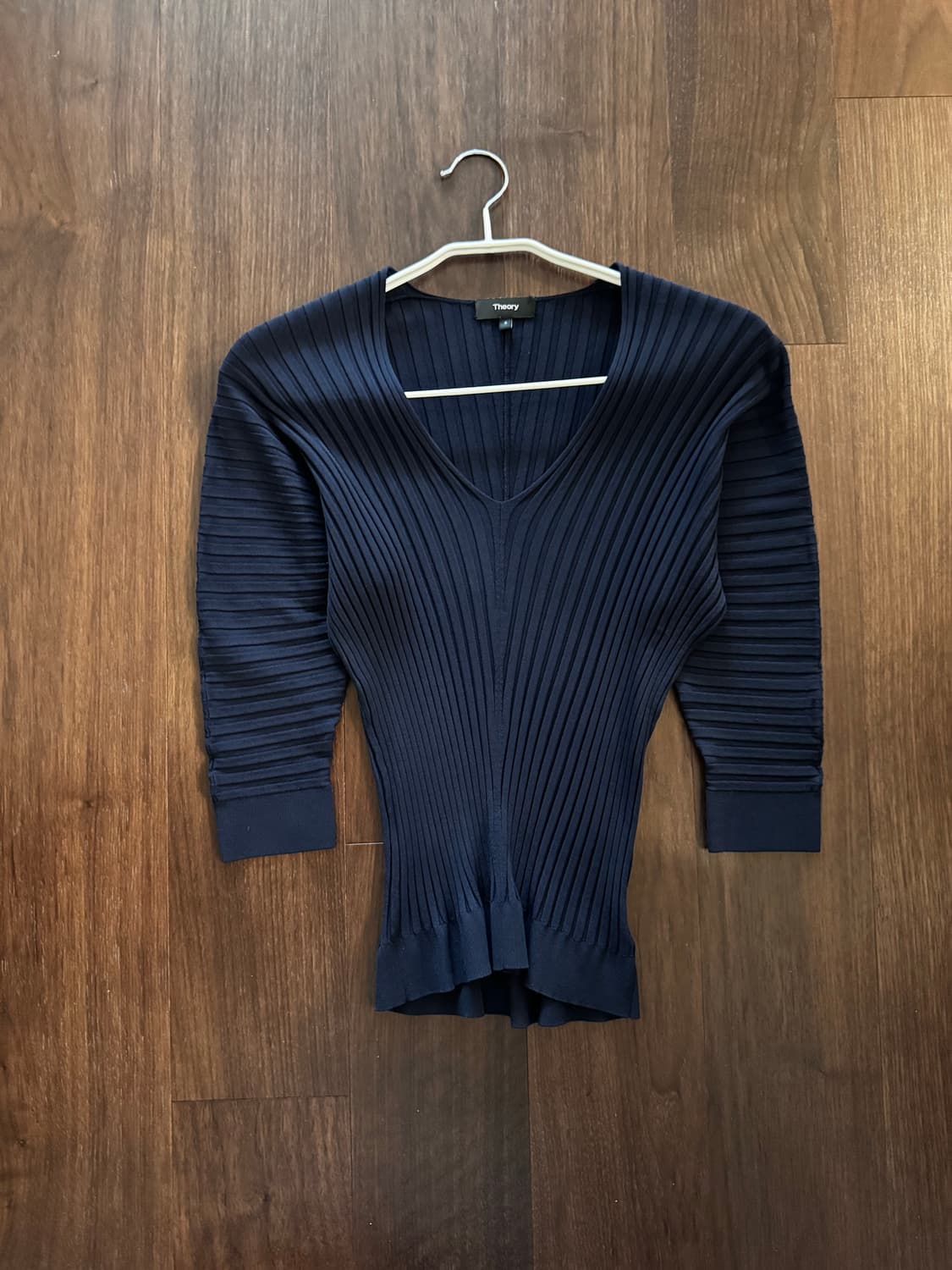 띠어리 플리츠 딥브이넥티 상품이미지1