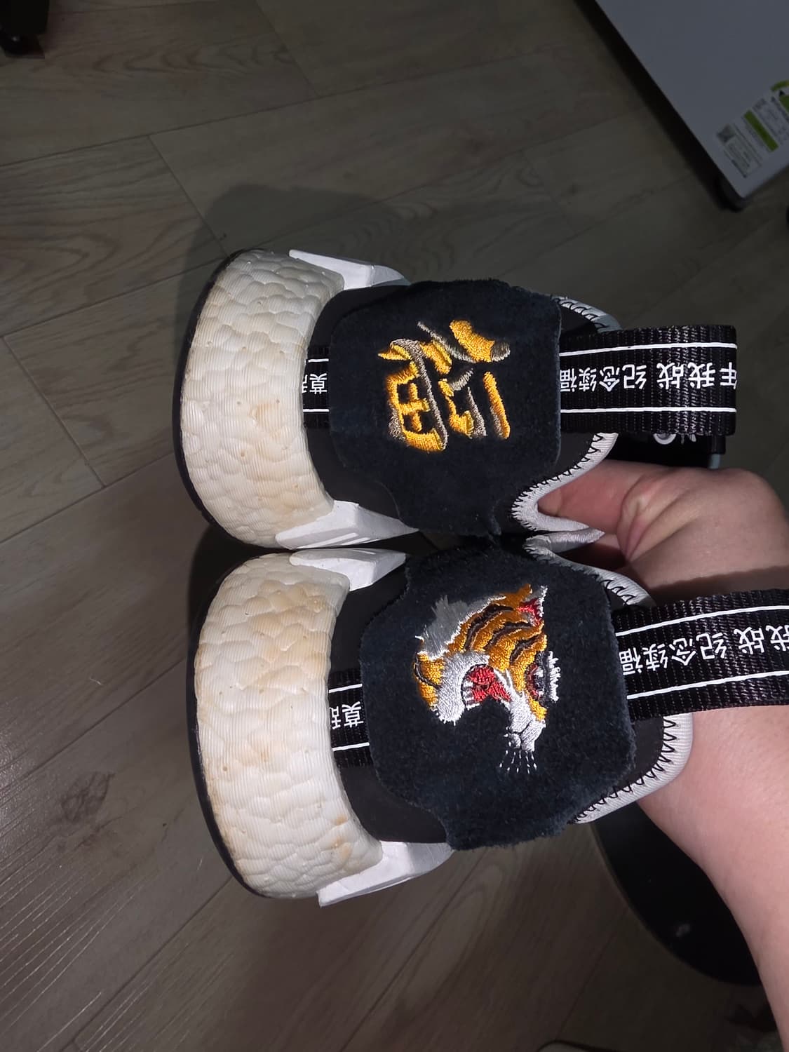 NMD R1 인빈시블 아디다스× 네이버후드 콜라보 상품이미지3