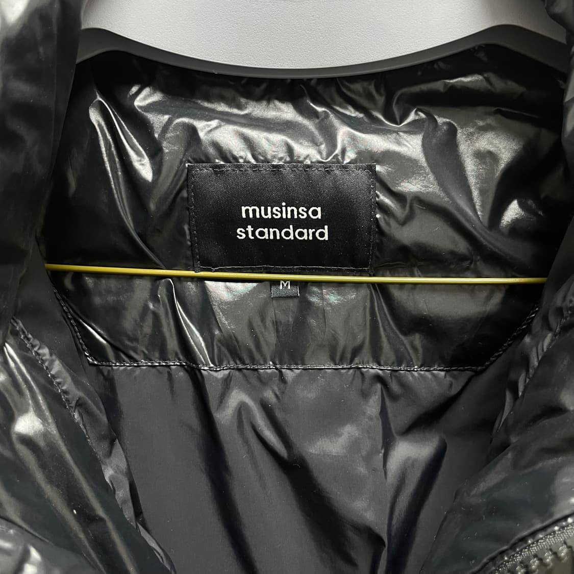 무탠다스 유광 블랙 다운 자켓  상품이미지4