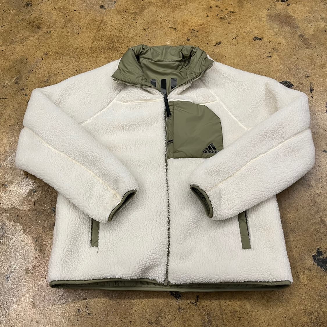 아디다스 리서시블 양면 후리스 패딩 카키 백로고  상품이미지6