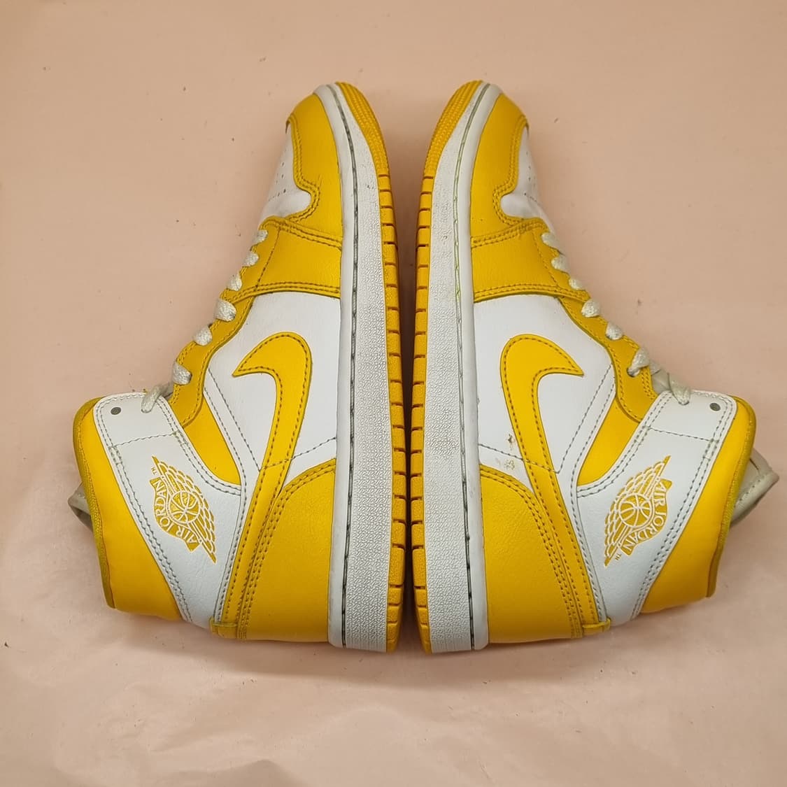 나이키 에어 조던 1 유니버시티 골드 미드 225 상품이미지5