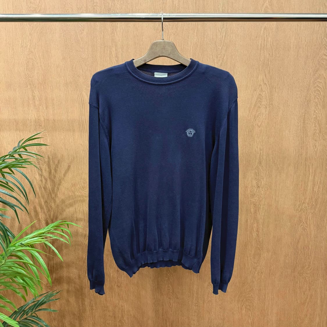 베르사체 라운드넥 코튼 니트 로고 자수 디테일 레귤러핏 네이비 상품이미지1