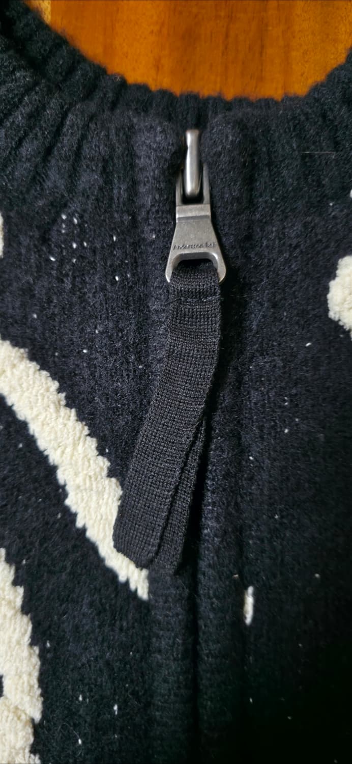 (M) 앤더슨 벨 로고 크루넥 스웨터 (BLACK) 상품이미지3