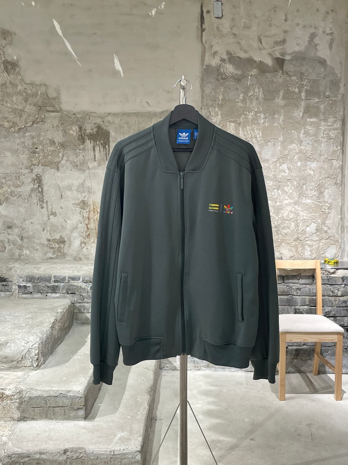 아디다스 x 퍼렐 윌리엄스 카키 파이어버드 트랙 자켓 상품이미지1