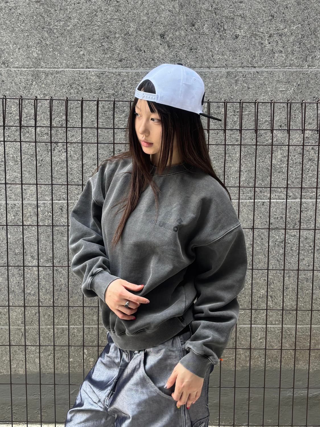 아이앱 스튜디오 차콜 맨투맨 상품이미지2