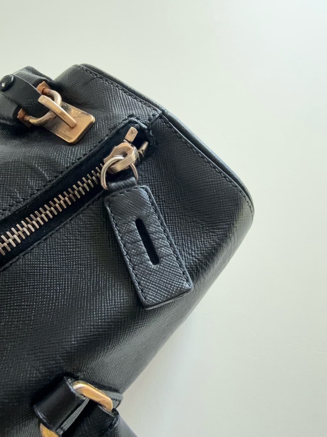 프라다 삼각 로고 가죽 바게트 숄더백 상품이미지8