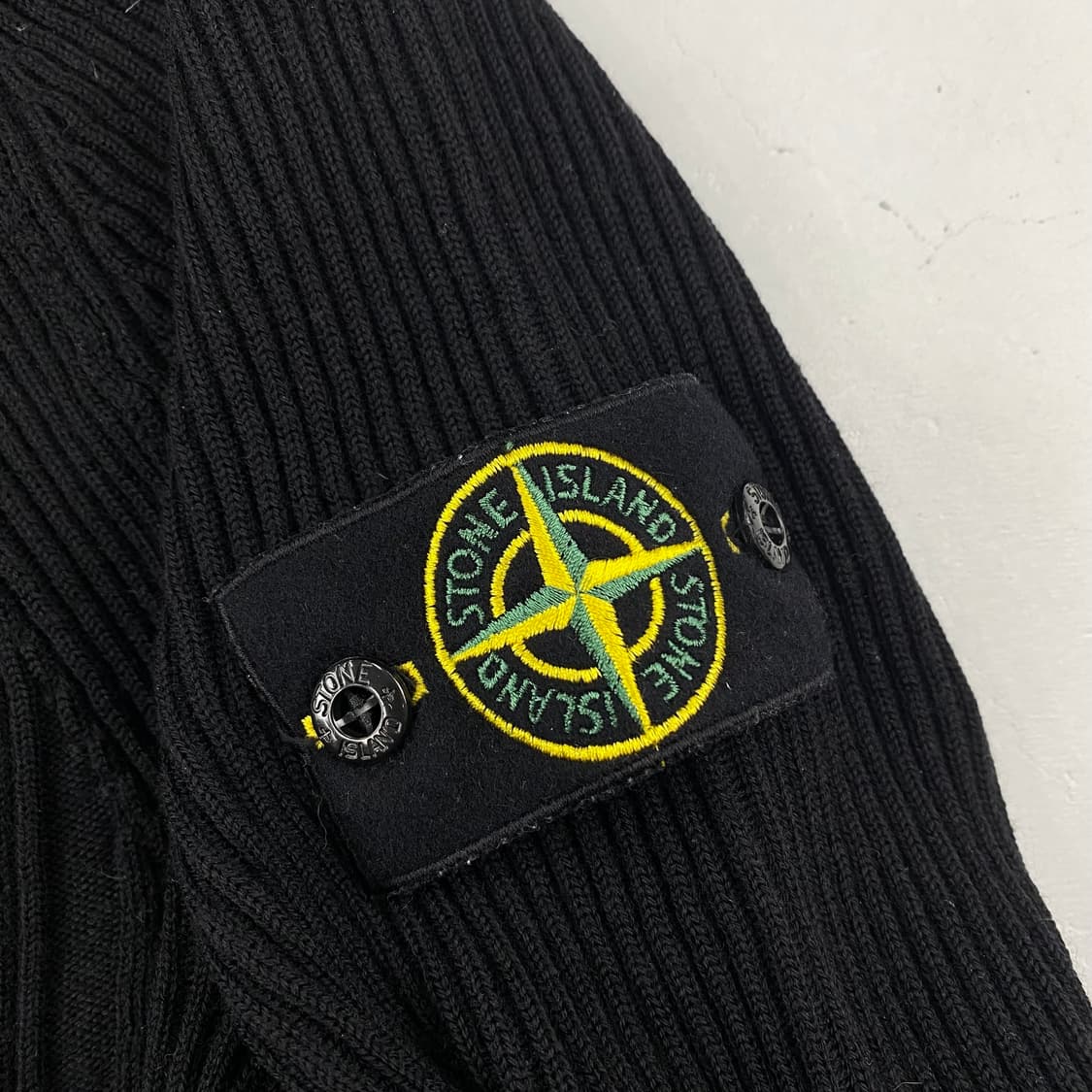 스톤아일랜드 울 와펜 블랙 니트 (100) 상품이미지3