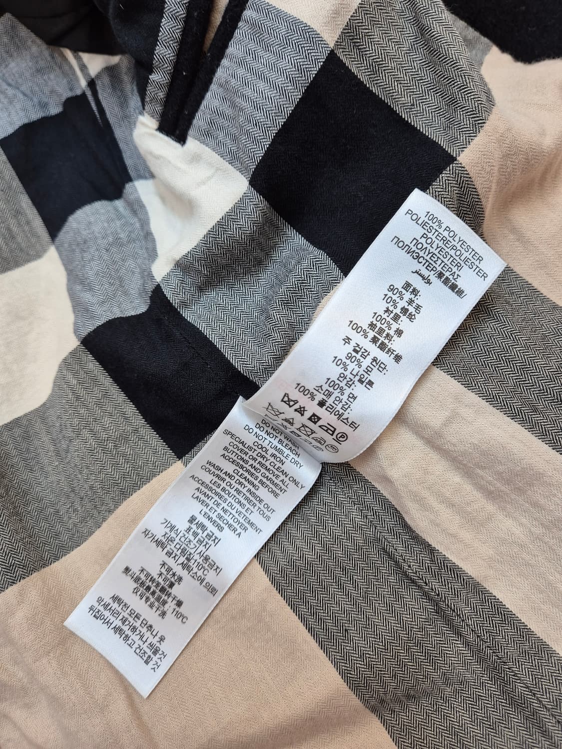 버버리 키즈 블랙 피코트 6세용 판매합니다. 버튼으로 여닫는 디자인이고, 상품이미지7