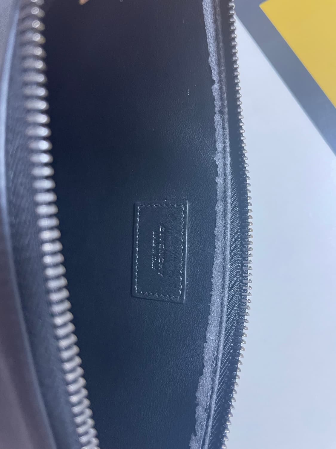 지방시 로고 프린트 클러치백 A4  상품이미지5