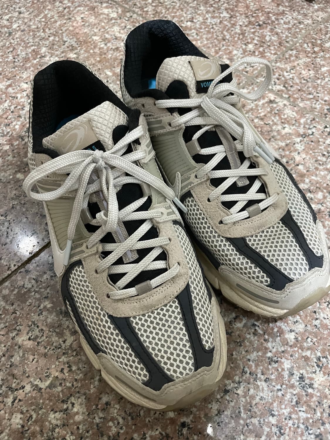 나이키 줌 보메로5 라이트 본 앤 블랙 265 상품이미지1