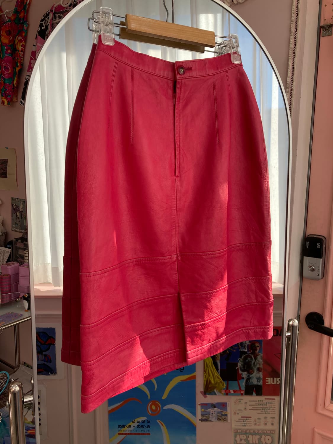 핫핑크 레더 미디 스커트 상품이미지1