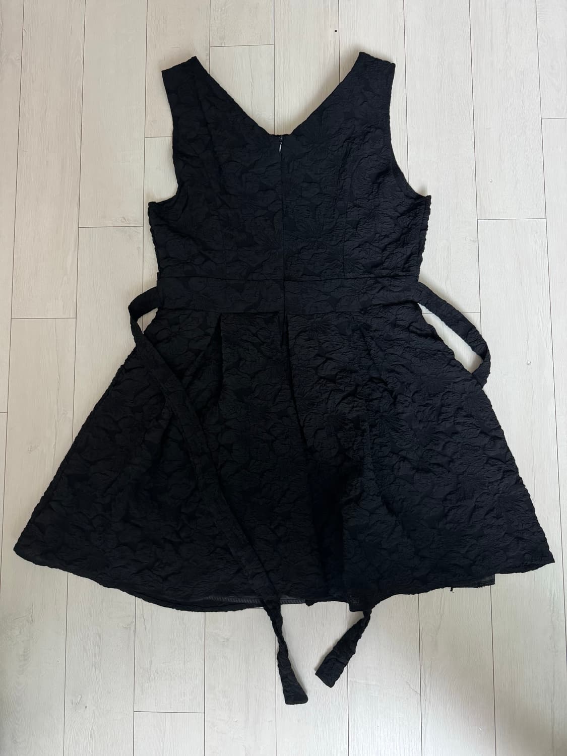 블랙 자카드 슬리브리스 미니 드레스 상품이미지2