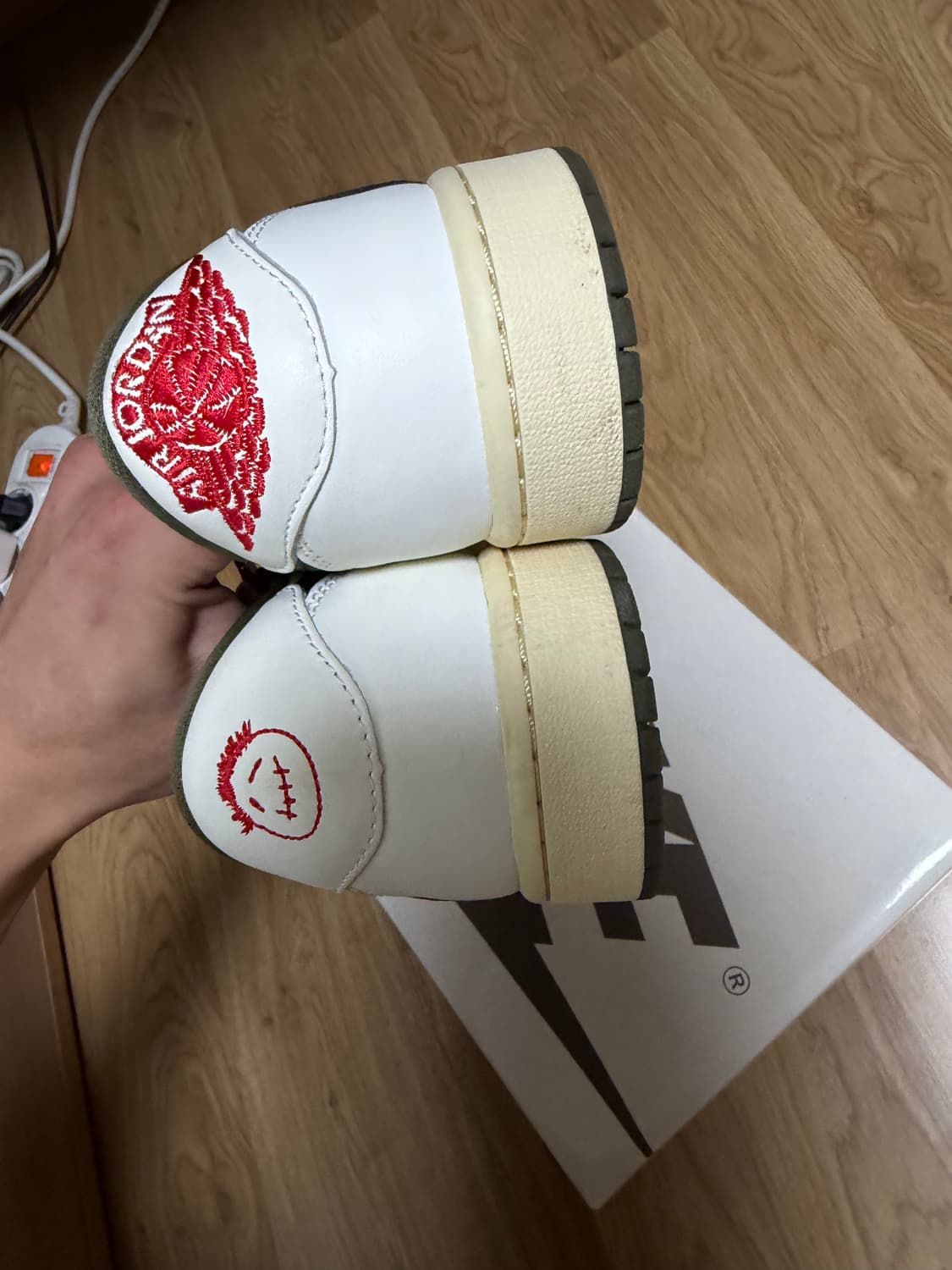 트레비스 스캇 나이키 레트로 og 리버스올리브 상품이미지4