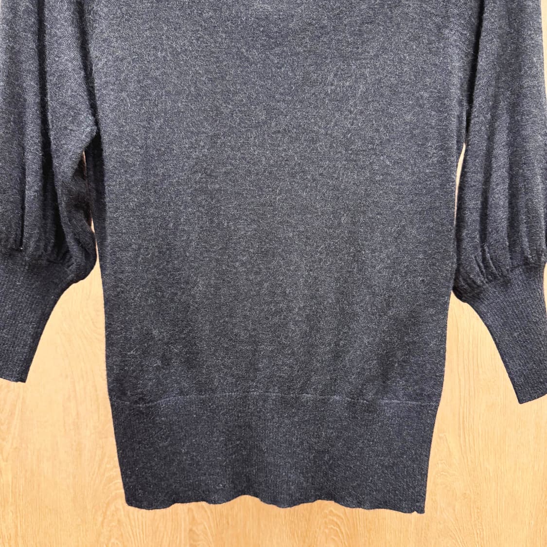 에스카다 퍼프 소매 7부 니트 비즈 스팽글 넥라인 장식 디테일 블랙 상품이미지5