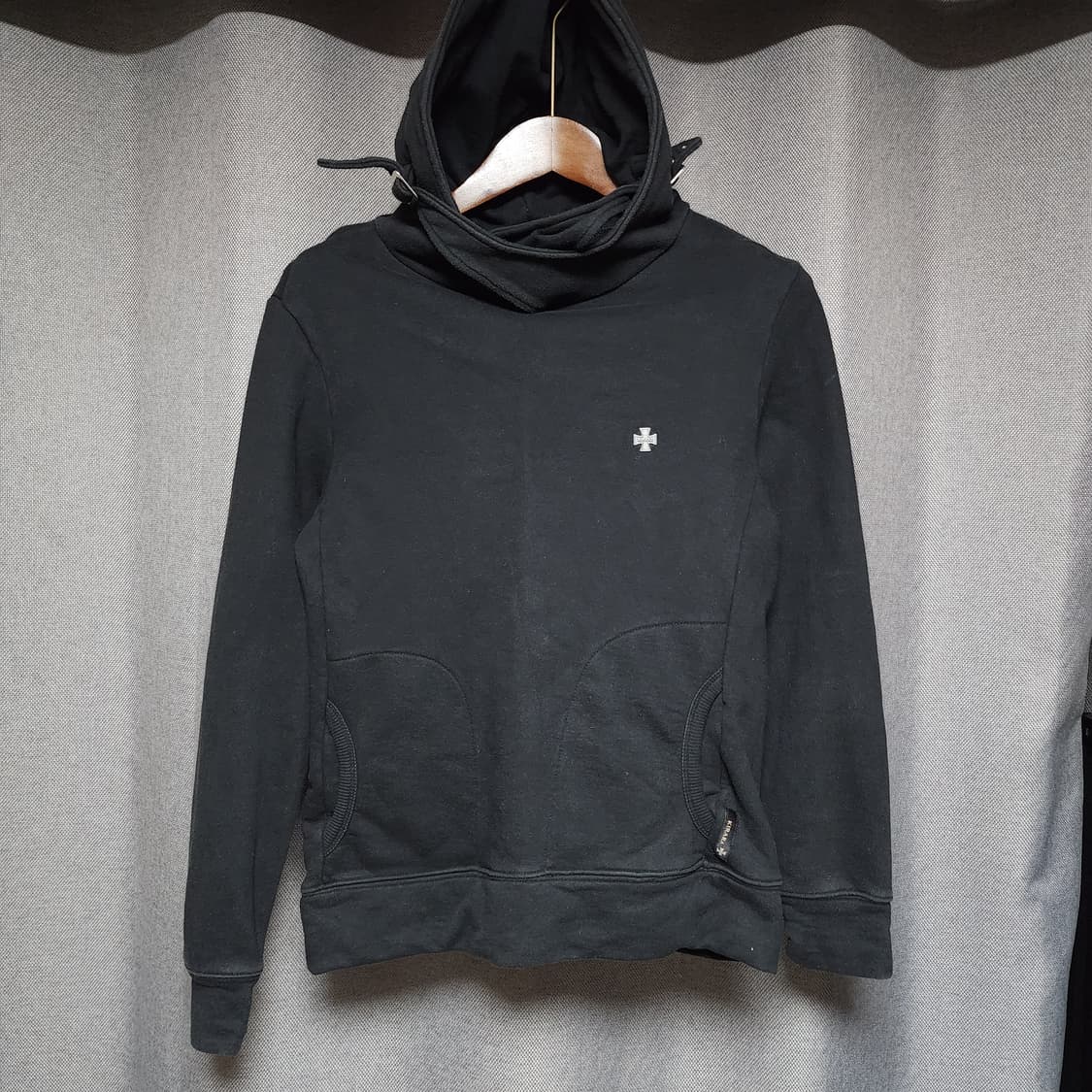 키라라 드레이프 버클 후드티 상품이미지2