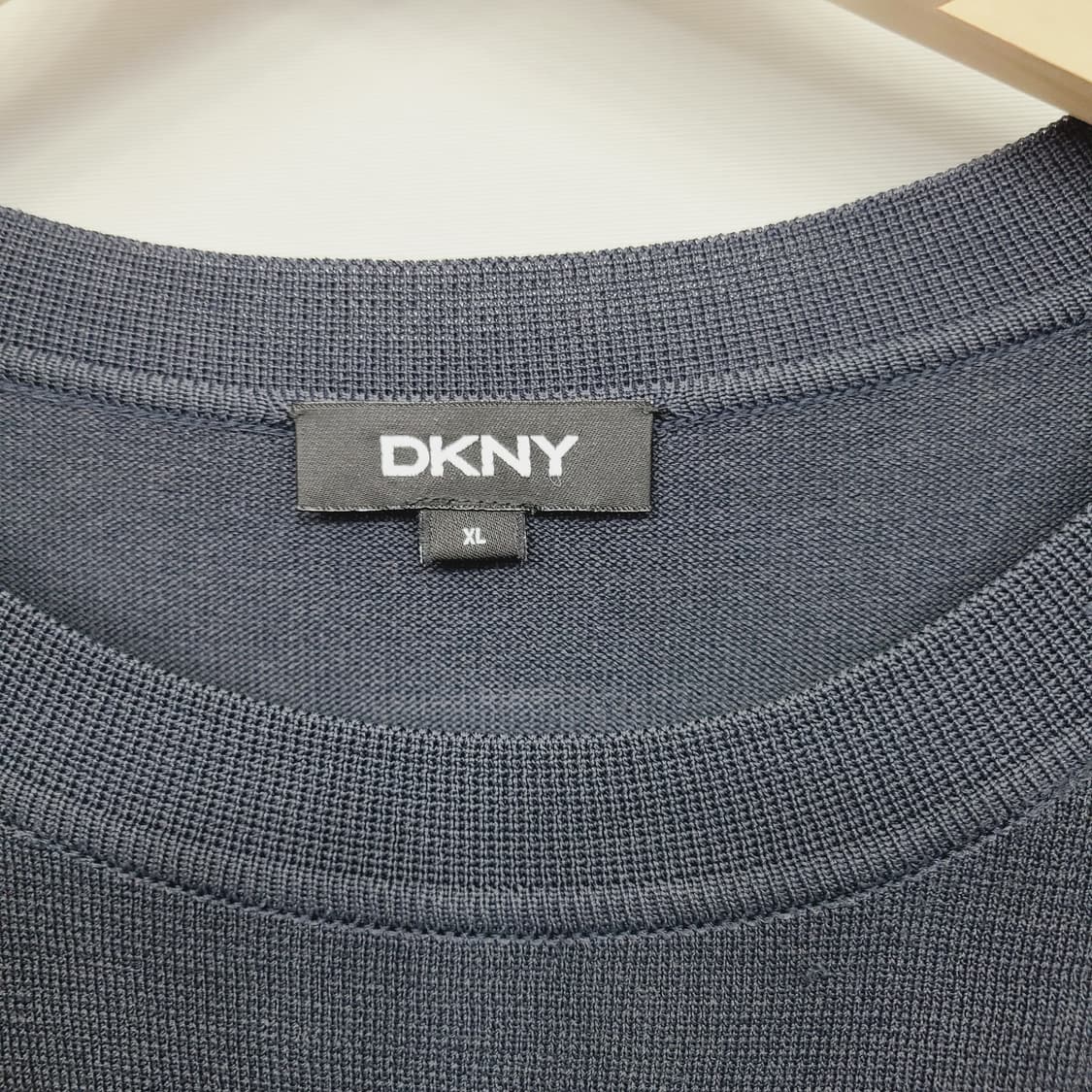 [XL] 한섬 DKNY 숄더 패널 크루넥 니트 (네이비) 상품이미지6