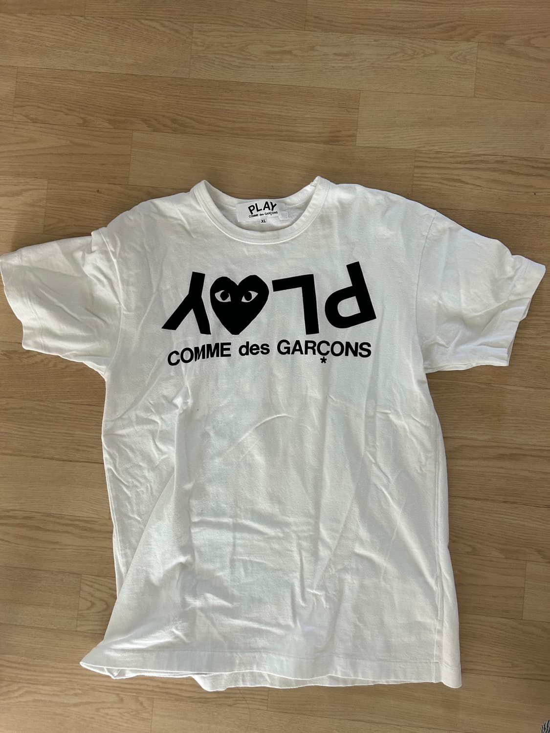 플레이 꼼데가르송 리버스 로고 티셔츠 화이트 상품이미지1