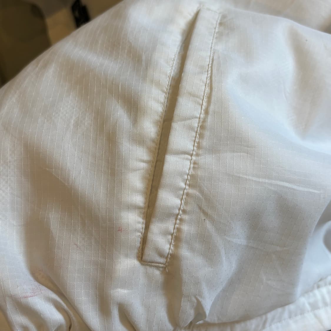 아디다스 브이넥 앞포켓 바람막이 반팔 티 L 상품이미지4
