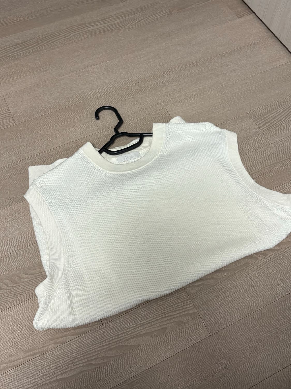 COS 화이트 민소매 니트  상품이미지1