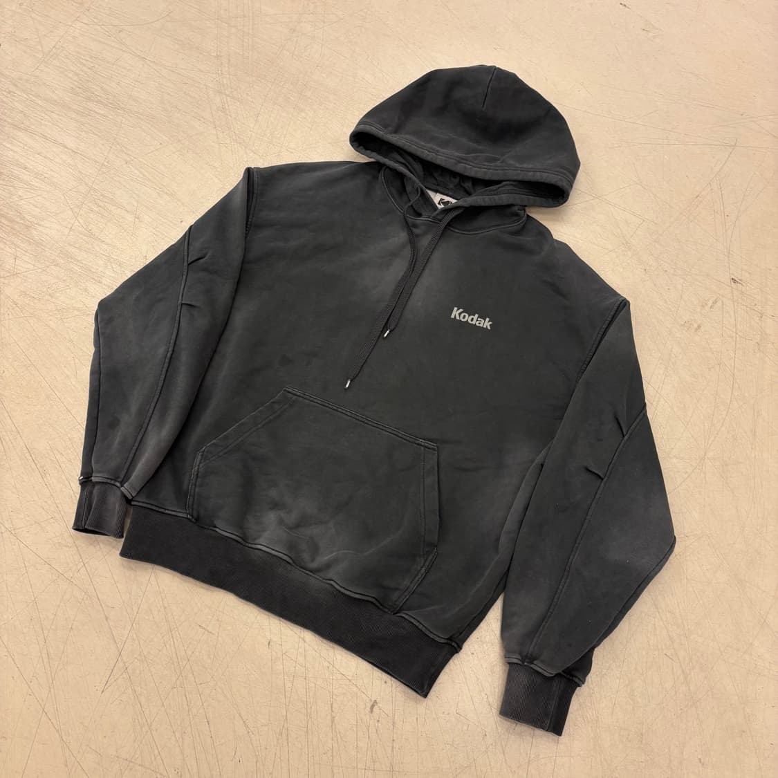 코닥 빅로고 피그먼트 워싱 후드티 상품이미지2