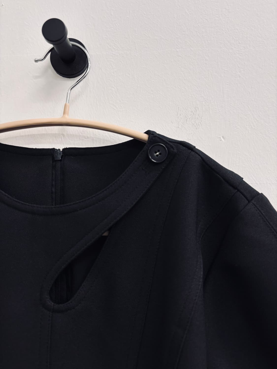 해 바이 해킴 컷아웃 디테일 볼륨 슬리브 드레스 블랙 상품이미지2