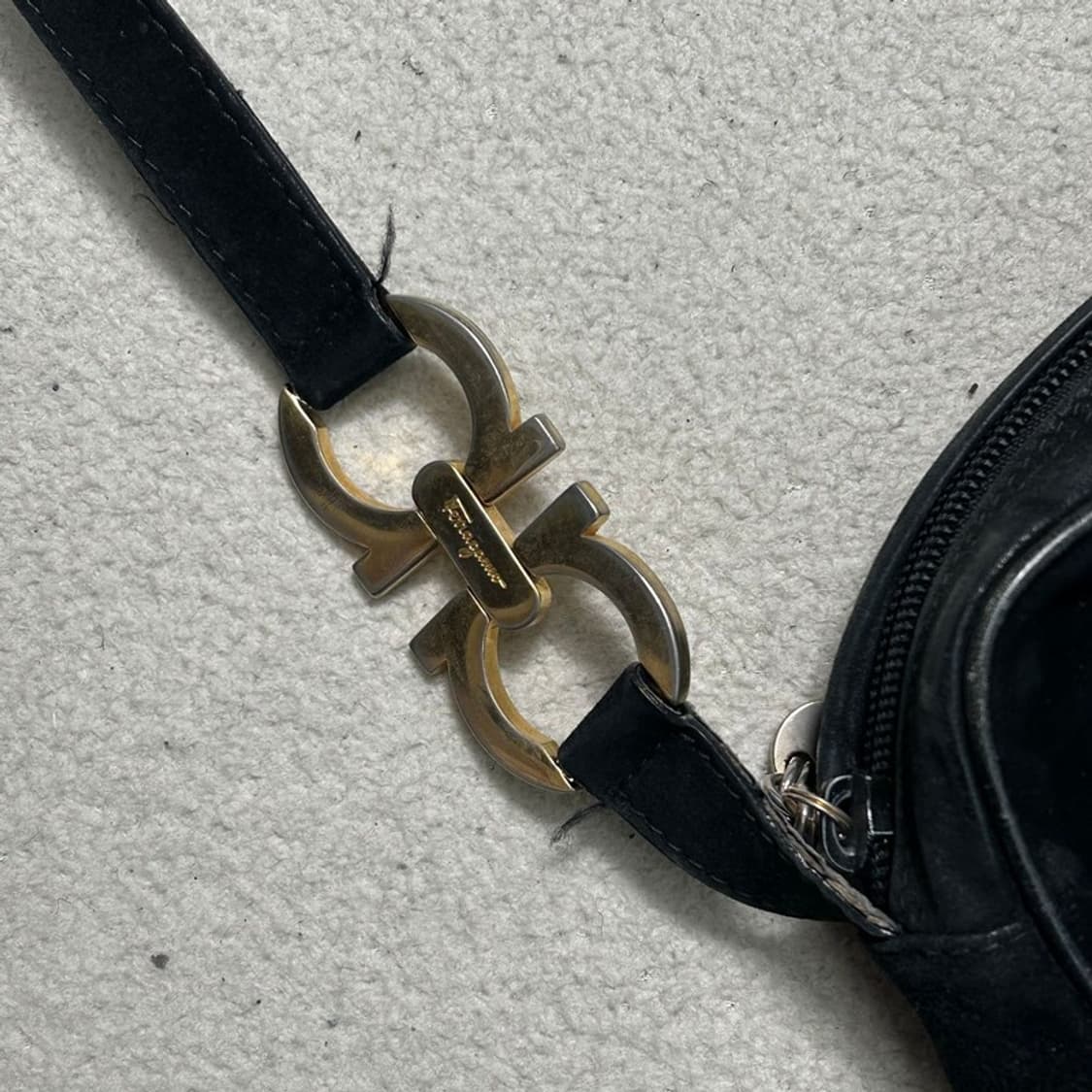 살바토레 페라가오 스웨이드 간치니 로고 블랙 크로스백 상품이미지4