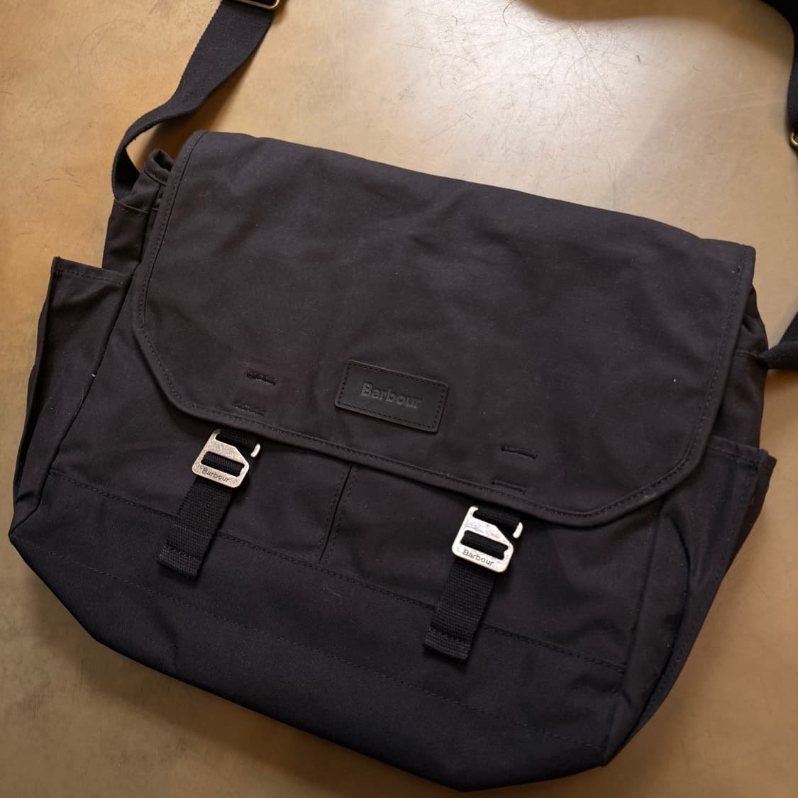 바버 에센셜 왁스 메신저 백 블랙 상품이미지2