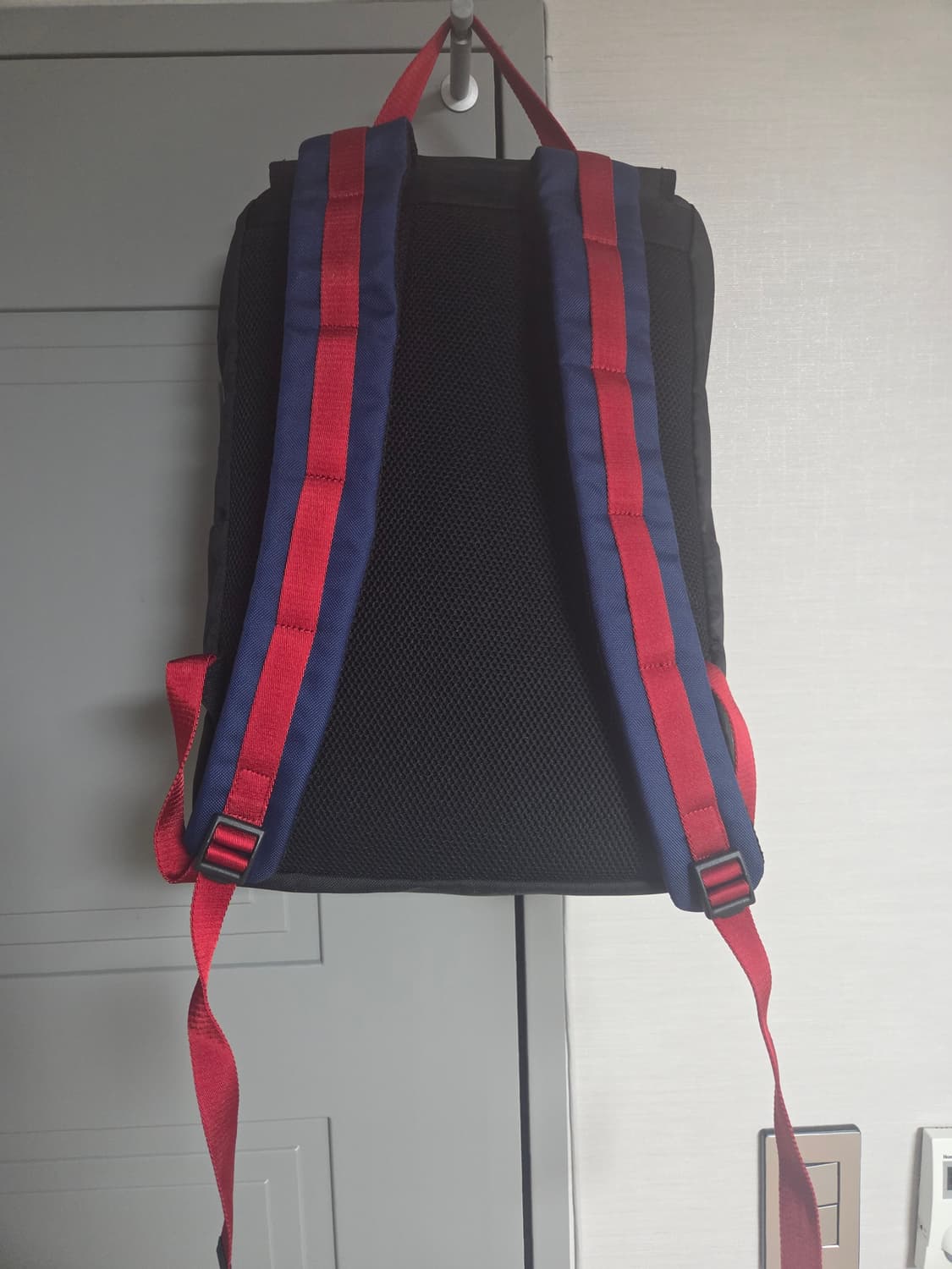 구찌 블랙 삼선 스트랩 백팩 상품이미지2