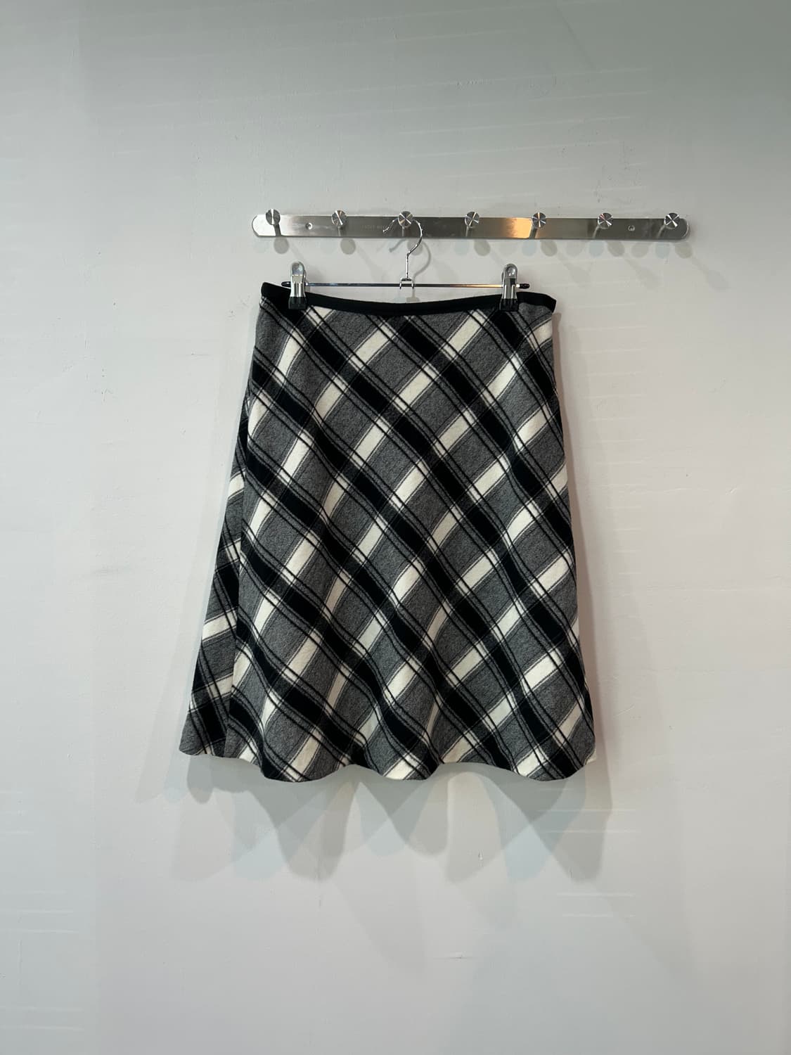 블랙 체크 울 미디 스커트 상품이미지4