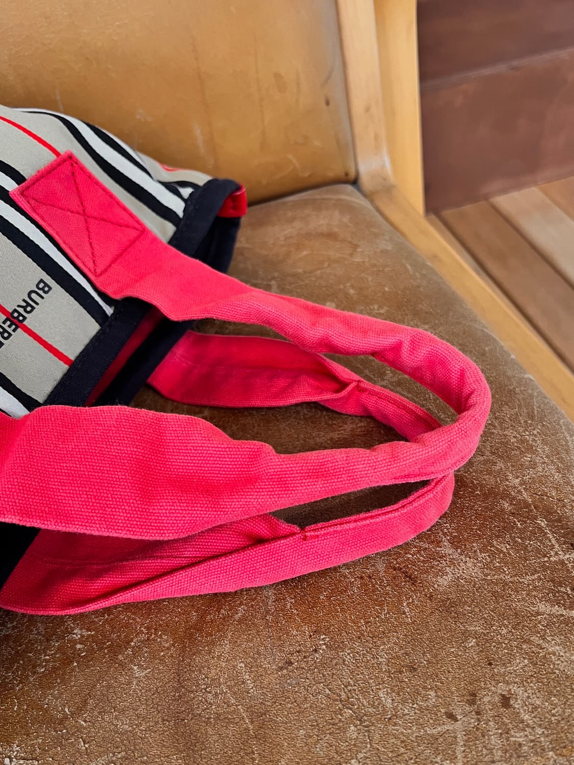 버버리 아이콘 스트라이프 캔버스 스몰 토트백 상품이미지2