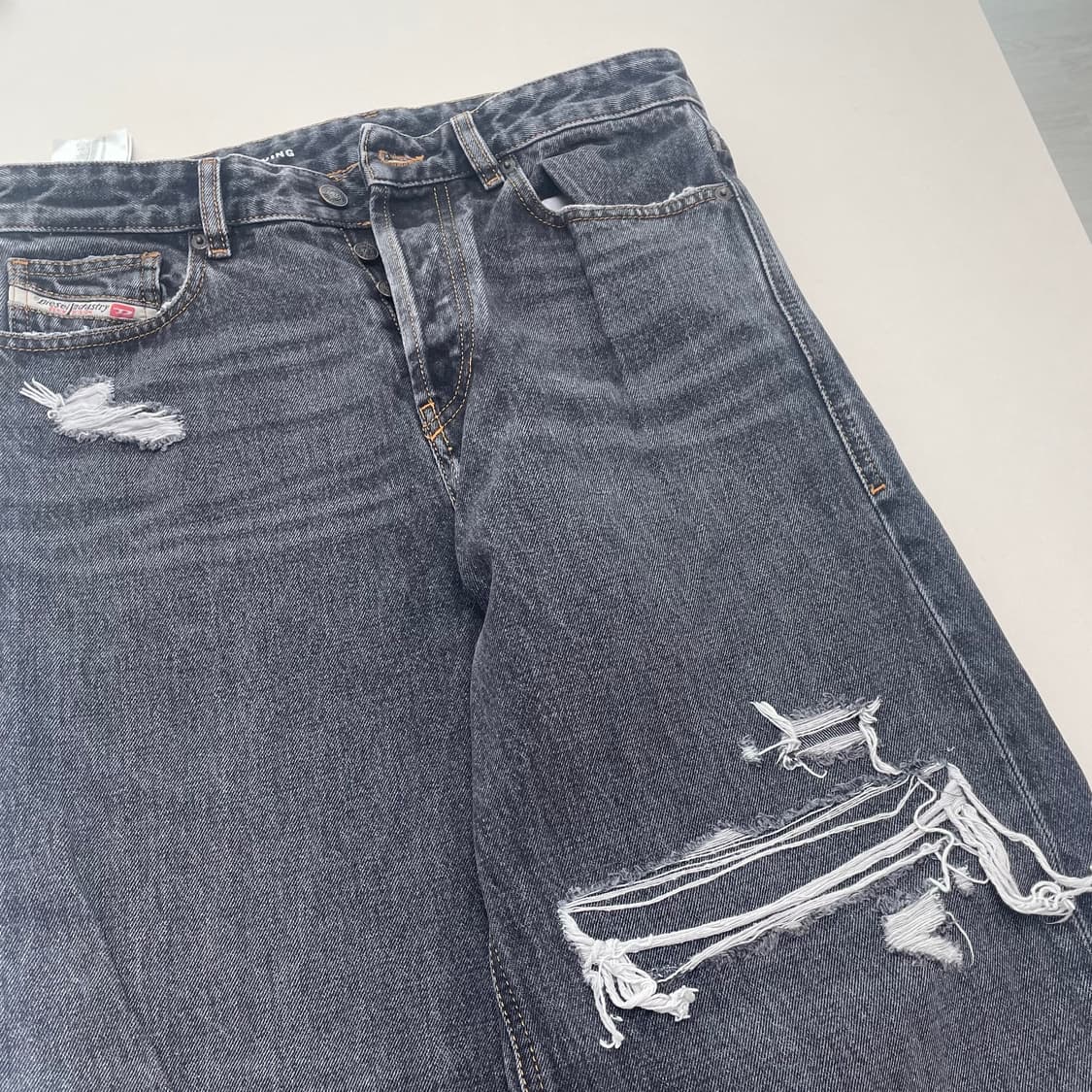 디젤 디라이즈 디스트레스드 스트레이트 진 상품이미지3