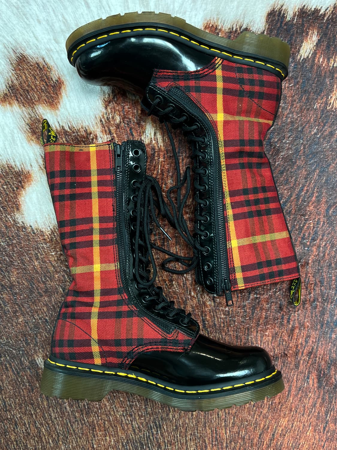 [235] 닥터마틴 LORNA 2ZIP 14홀 레드체크 부츠 상품이미지2