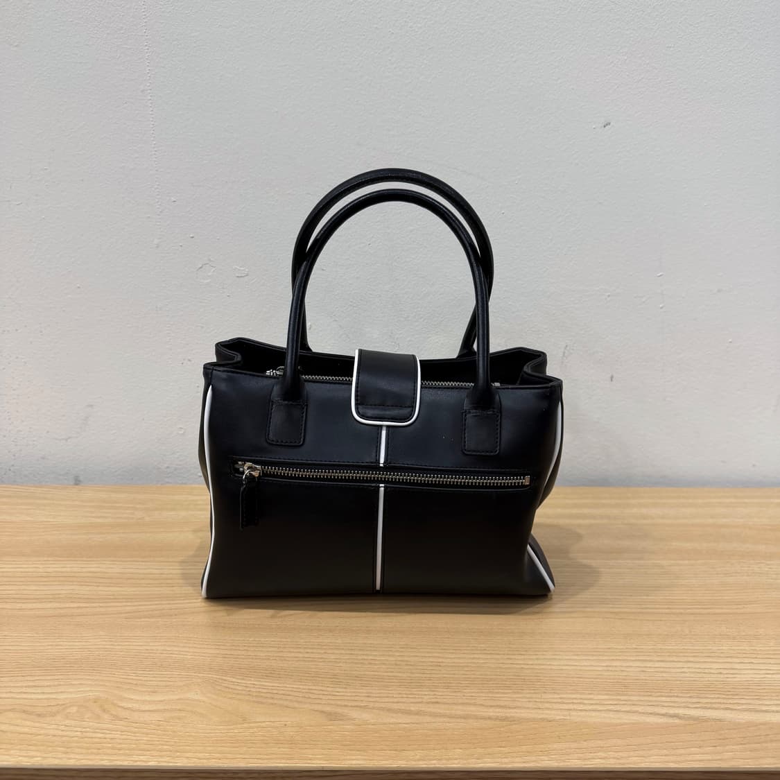 꾸레쥬 레더 스퀘어 토트백 화이트 파이핑 로고 스트랩 디테일 블랙 상품이미지2