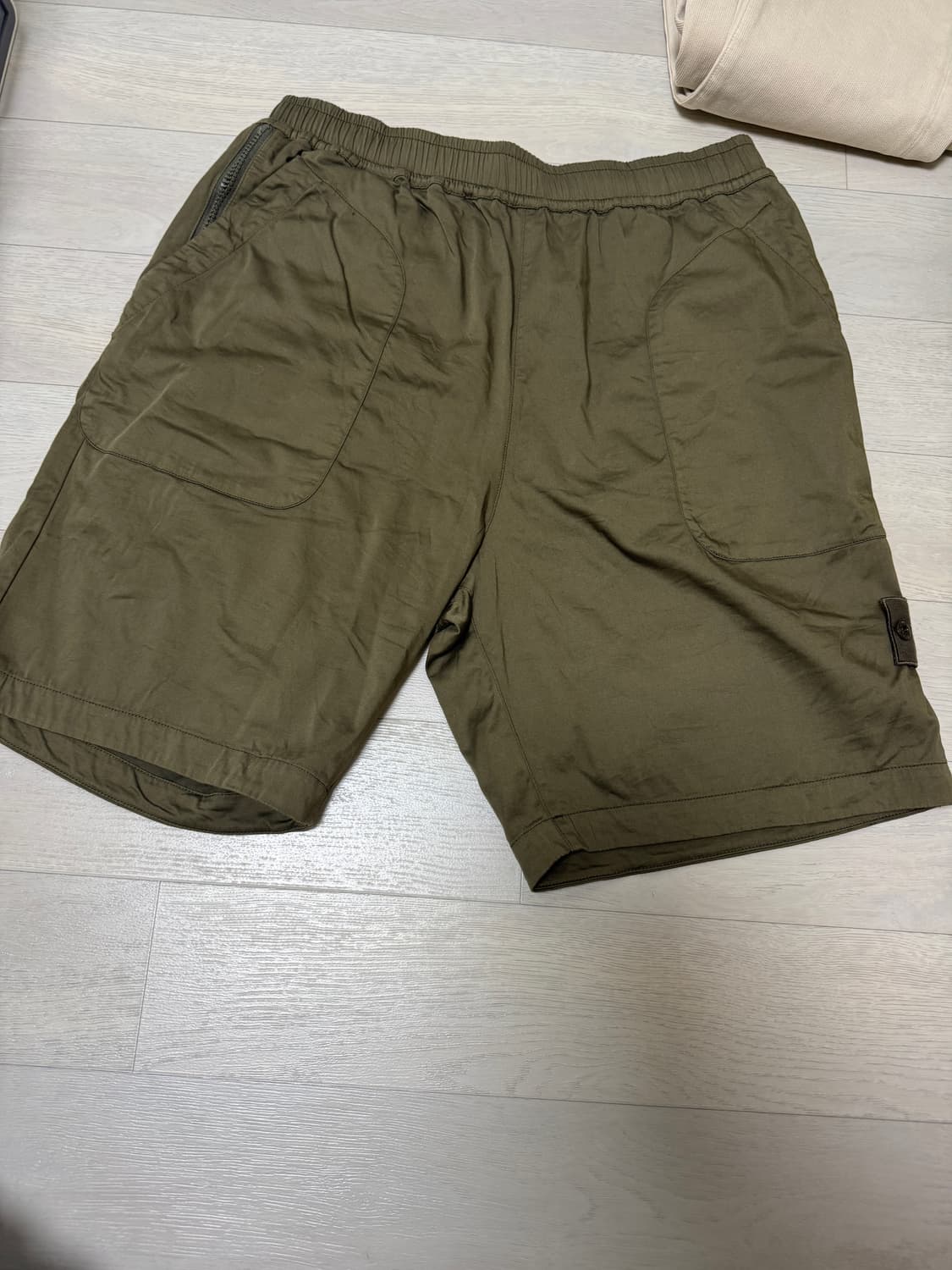 스톤아일랜드 고스트피스 카키 반바지 상품이미지1