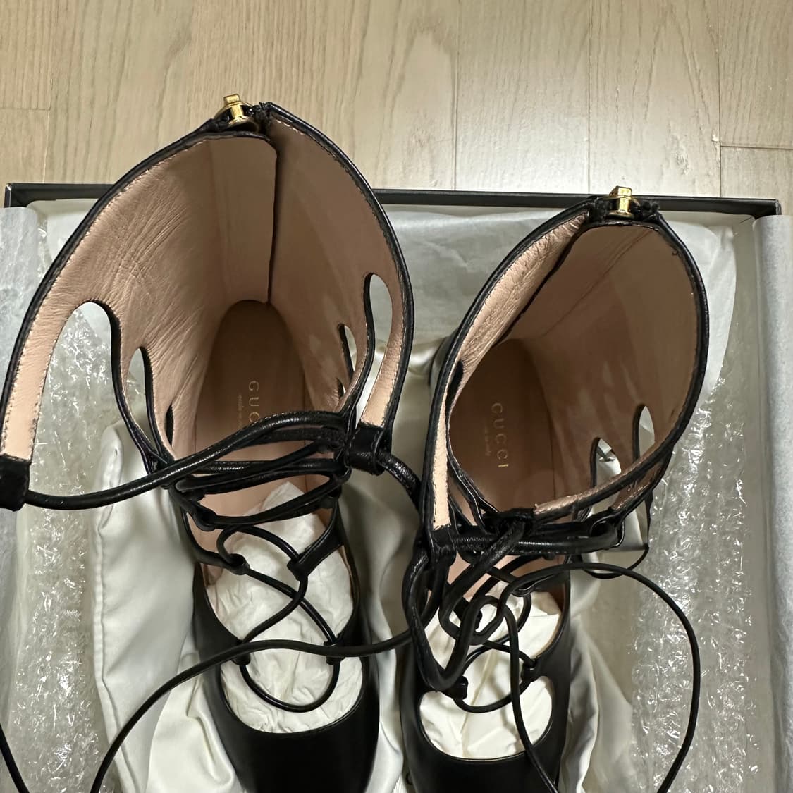 구찌 밍크 폼폼 레이스업 앵클 부 츠 36.5사이즈/새상품(셀럽 착용) 상품이미지2