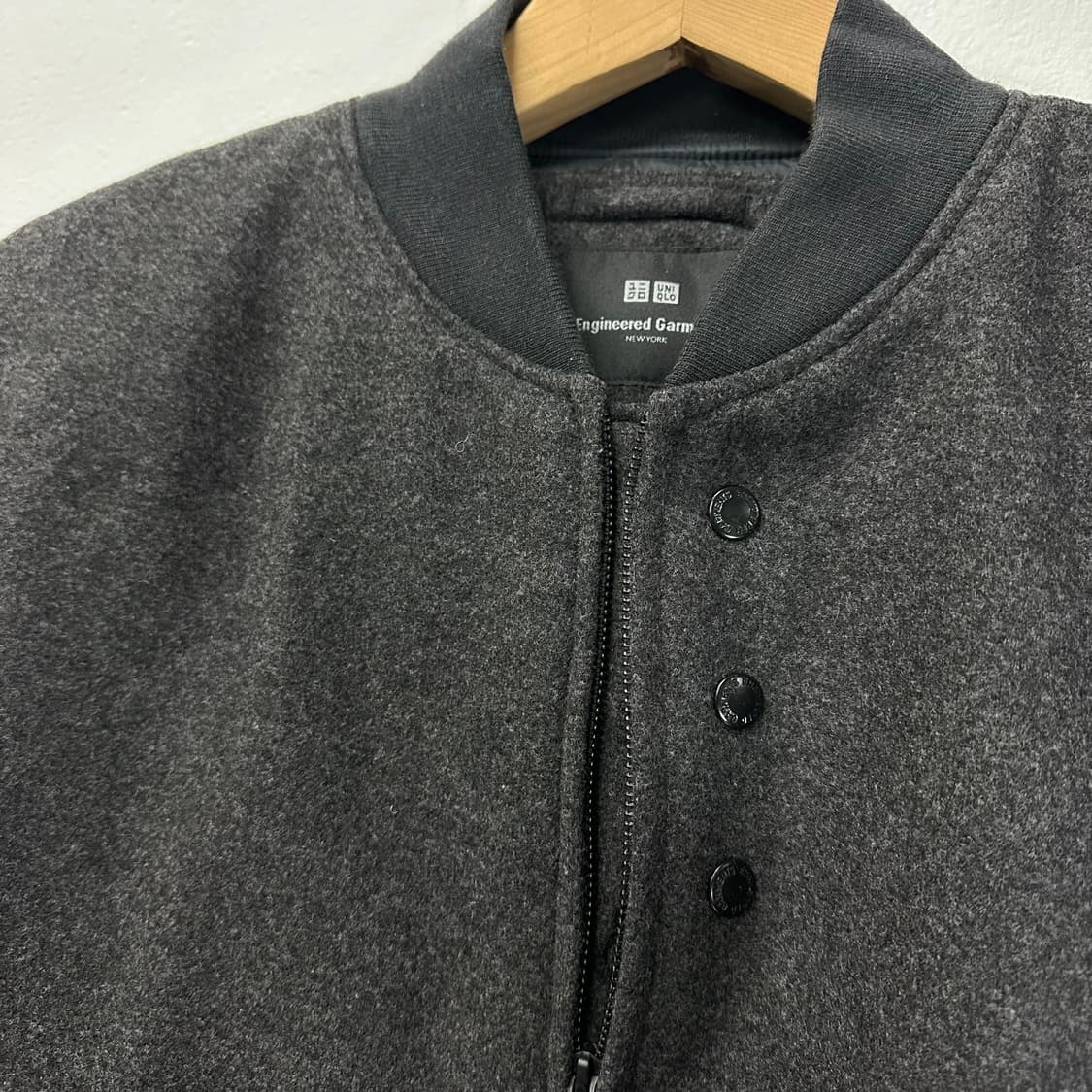 L 유니클로 엔지니어드가먼츠 차콜 블루종 봄버 자켓 상품이미지4