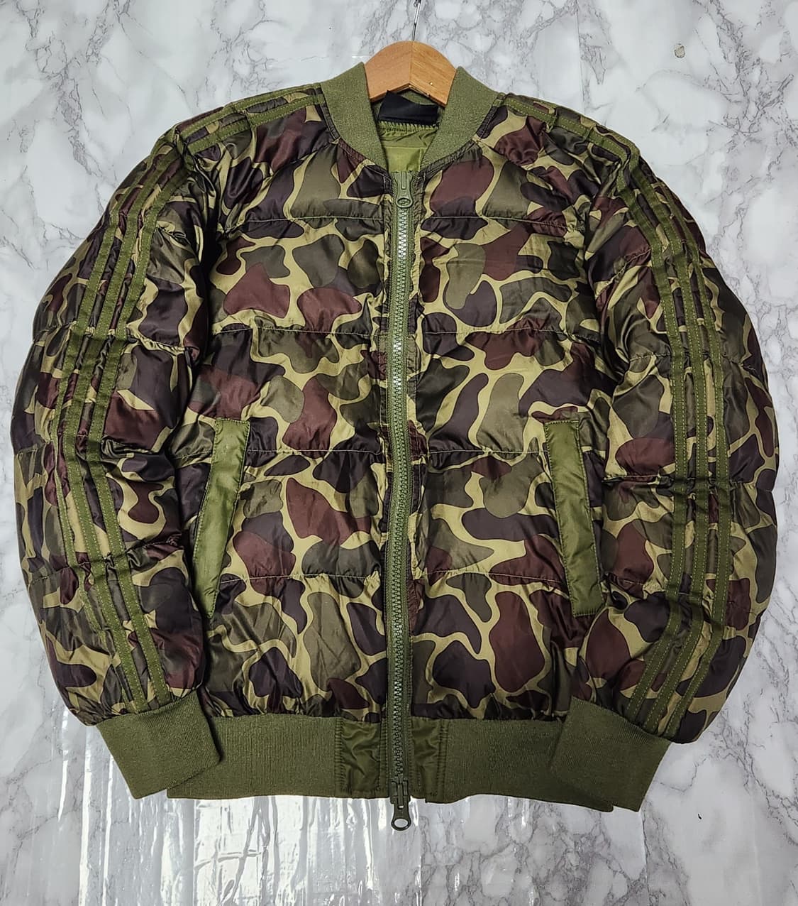 아디다스 오리지널스 x 퍼렐 휴 하이킹 카모 패딩 자켓 상품이미지2