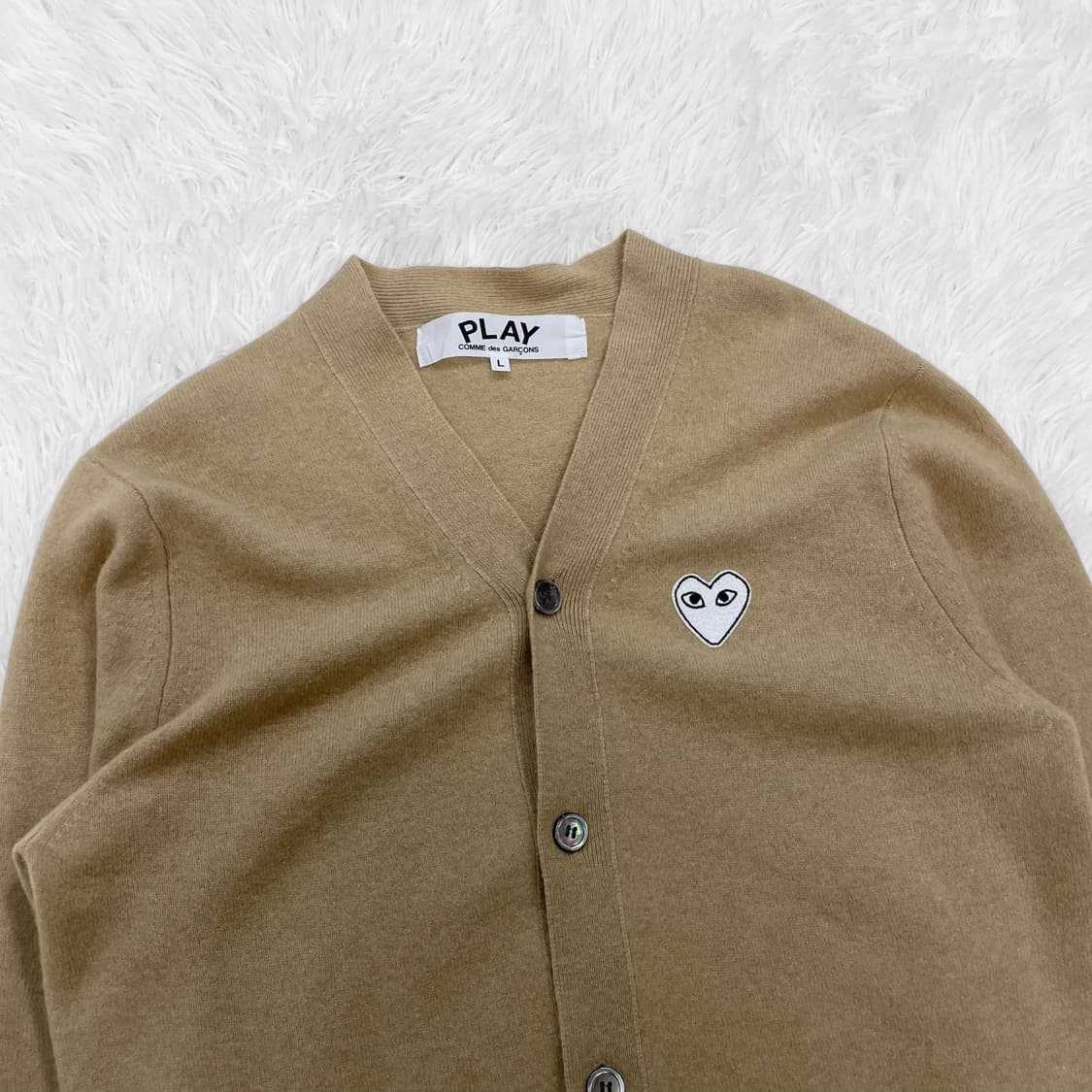꼼데가르송 화이트 하트 와펜 브이넥 가디건 베이지 상품이미지3