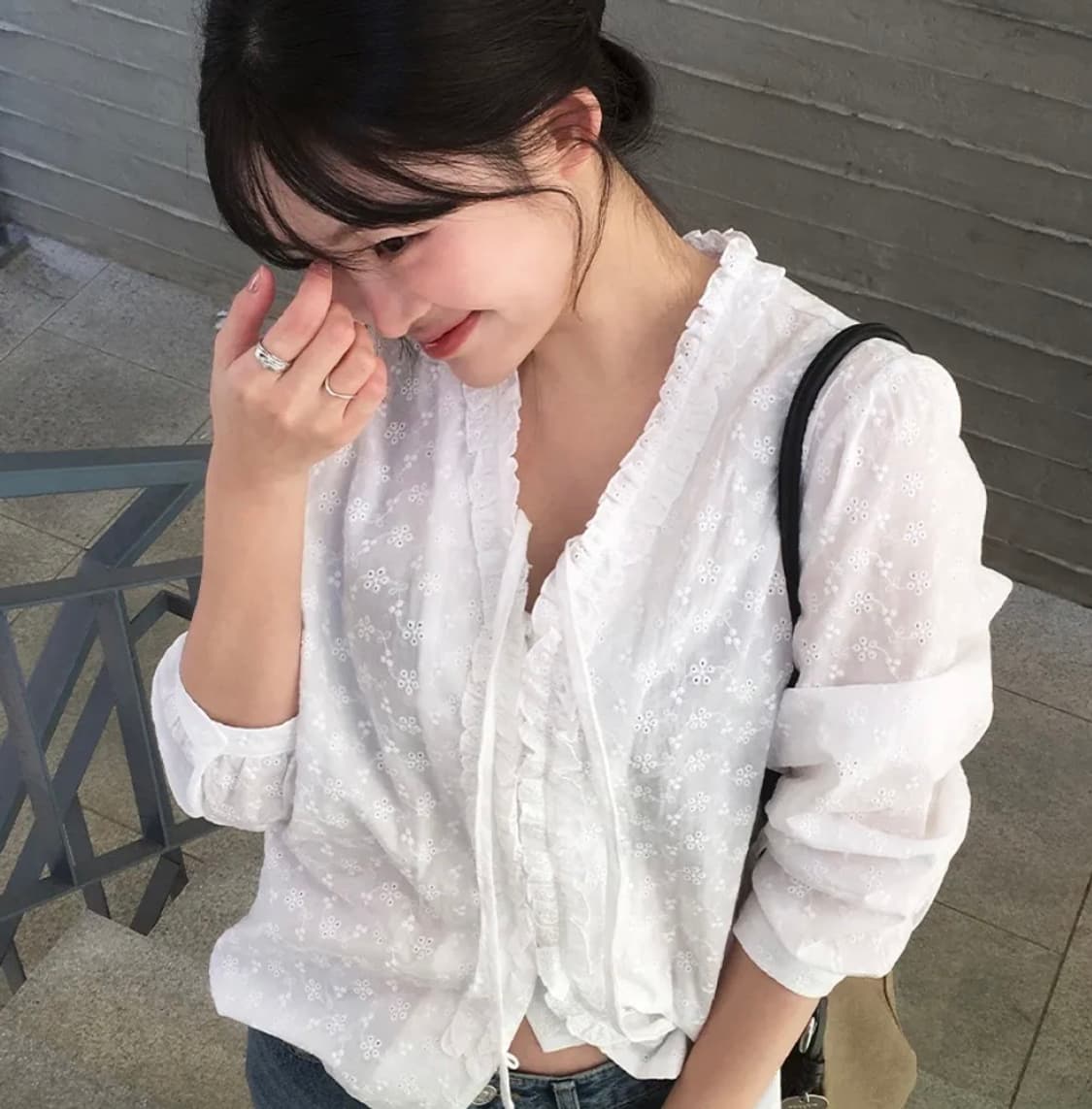 프리버07 브이넥 펀칭 레이스 블라우스 상품이미지1