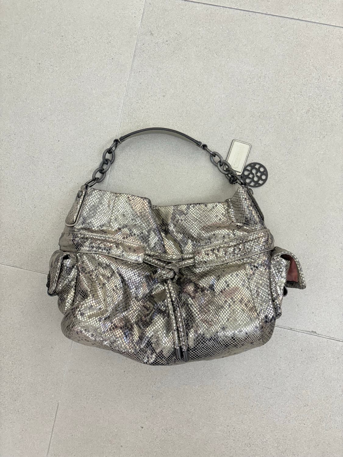 코치 뱀피 갸루 숄더백 상품이미지1