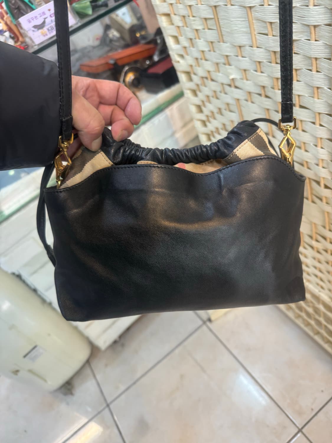 정품 버버리 리틀 크러쉬 버킷 크로스백 팝니다 상품이미지4