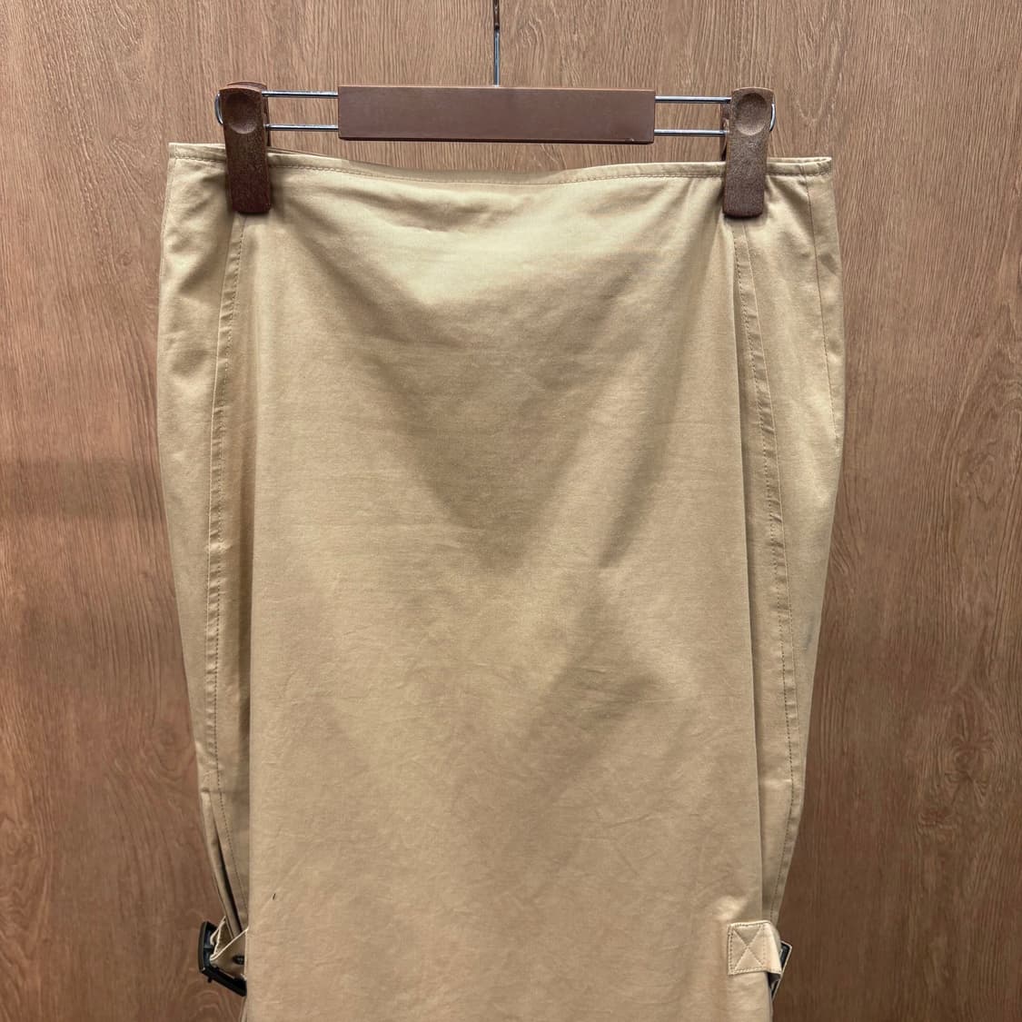 발렌티노 코튼 미디 스커트 사이드 턱 스트랩 버클 디테일 H라인 베이지 상품이미지4