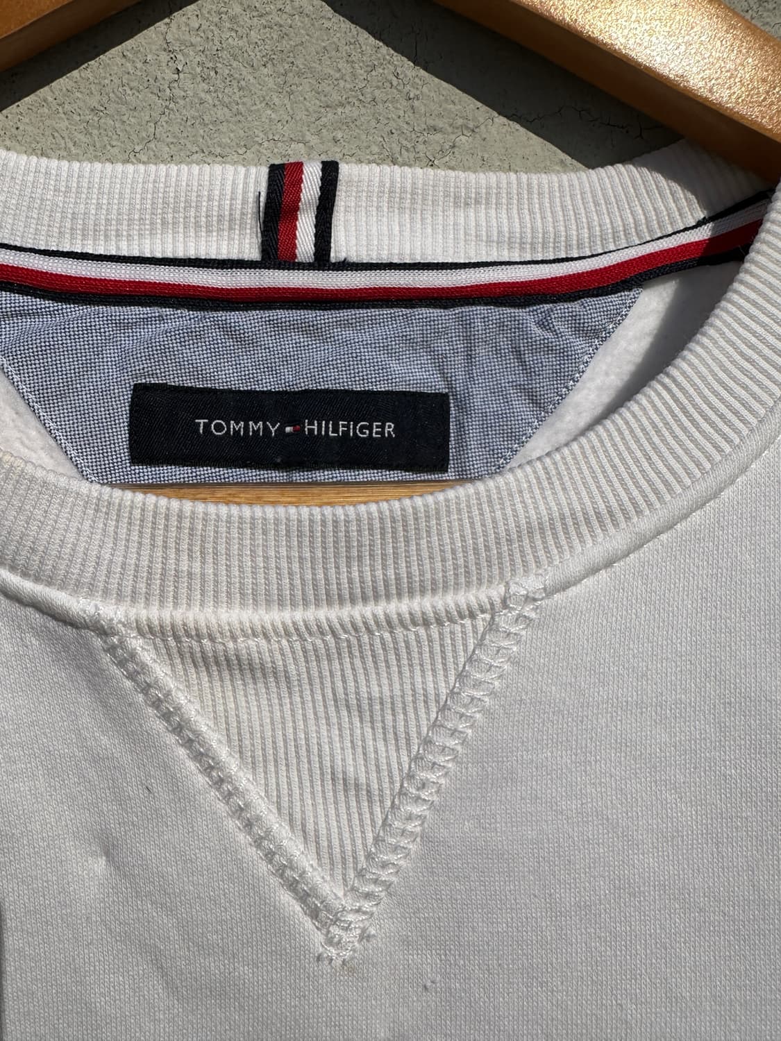 [XL] 타미힐피거 자수 화이트 맨투맨 스웻셔츠 상품이미지3