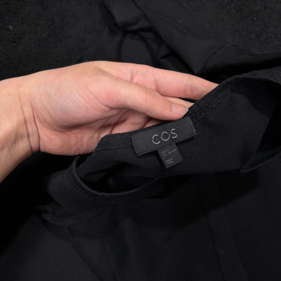 M 코스 COS 블랙 U넥 반팔티 상품이미지3