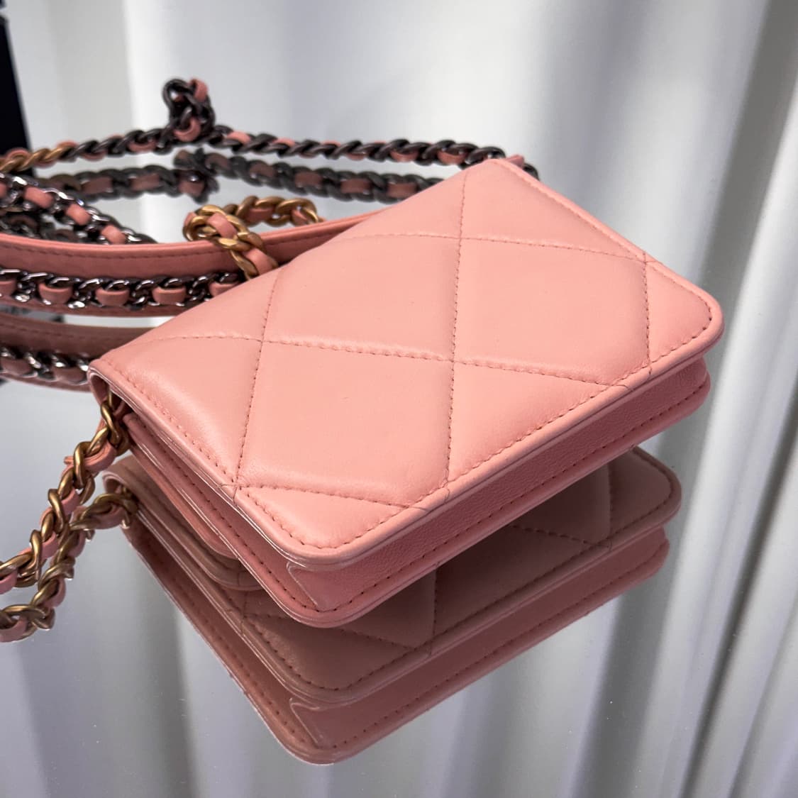 샤넬 19 체인 지갑 램스킨 플랩백 베이비 핑크 상품이미지4
