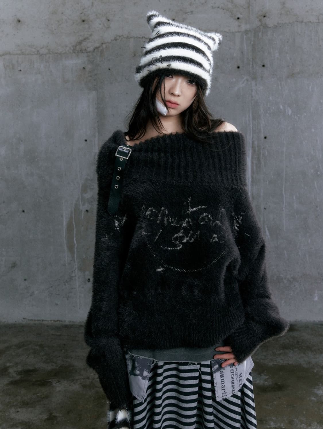 오프숄더 니트 체인 자카드 벨트 롱 스웨터 상품이미지2